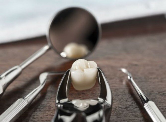 Strah od zubara potiče najviše od klešta i bušilice koji su na slici.