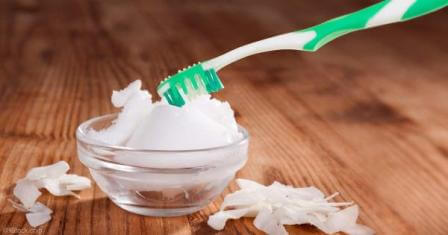 kako-izbeliti-zube-kokosovim-uljem-četkica-i-kokosovo-ulje-za-izbeljivanje-zuba
