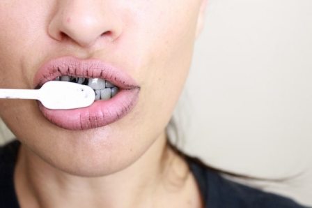 kako-izbeliti-zube-aktivnim-ugljem-izbeljivanje-zuba-aktivnim-ugljem-devojka-pere-zube